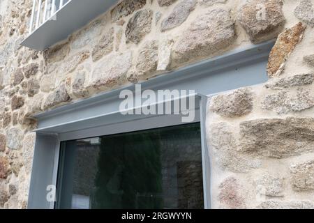 Architrave con travi in acciaio di una vecchia facciata ristrutturata. Dettagli dell'architettura Foto Stock