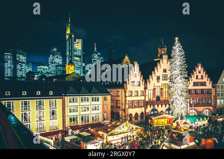 Mercatino di Natale sul Römerberg a Francoforte in Germania. Splendido mercatino di Natale in un ambiente storico con case a graticcio. Luce romantica Foto Stock