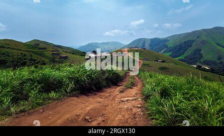 Viaggiando verso il punto panoramico della collina Parunthumpara. Parunthumpara è un villaggio nello stato indiano del distretto di Idukki del Kerala. Foto Stock