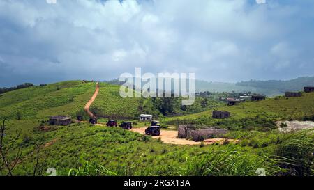 Viaggiando verso il punto panoramico della collina Parunthumpara. Parunthumpara è un villaggio nello stato indiano del distretto di Idukki del Kerala. Foto Stock