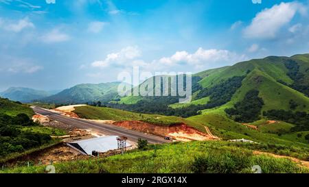 Viaggiando verso il punto panoramico della collina Parunthumpara. Parunthumpara è un villaggio nello stato indiano del distretto di Idukki del Kerala. Foto Stock