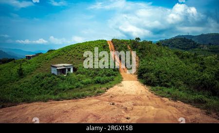 Viaggiando verso il punto panoramico della collina Parunthumpara. Parunthumpara è un villaggio nello stato indiano del distretto di Idukki del Kerala. Foto Stock