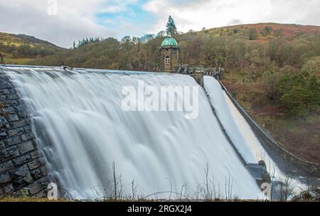 Acqua proveniente dal bacino idrico di Pen y Garreg che cade proprio sopra la cima della diga di Pen y Garreg a gennaio - infatti in inverno nella Elan Valley Powys Foto Stock