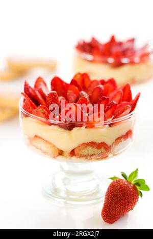 dessert al tiramisù alla fragola in un bicchiere Foto Stock