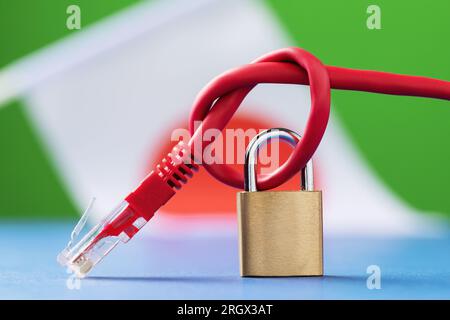 Blocco chiuso su un cavo di rete annodato sullo sfondo della bandiera giapponese, un concetto sul tema della sicurezza delle tecnologie Internet in Foto Stock