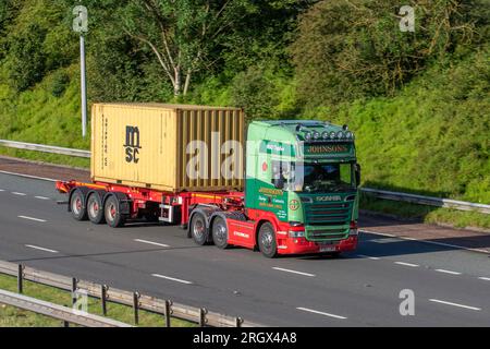 JOHNSON'S HAULAGE Ltd Scania 450 autocarro articolato Topline HGV con container MSC sul rimorchio Dennison SL13 che viaggia sull'autostrada M6 a Greater Manchester, Regno Unito Foto Stock