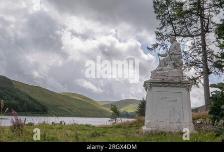 Ettrick Shepherd, Loch of the Lowes/St Marys Loch, Scottish Borders. A proposito del monumento a James Hogg, il monumento è stato svelato nel 28 giugno 1860 in onore di Ettrick Shepherd, James Hogg, un poeta locale, romanziere e saggista vissuto tra il 1770 e il 21 novembre 1835. Lavorò come pastore dall'età di 7 anni e si autoeducò, pubblicando la sua letteratura mentre lavorava sulla terra durante la sua vita. La statua si affaccia su uno dei suoi luoghi preferiti, affacciato su entrambi i laghi e sull'ormai chiuso Tibbie Shiels Inn, dove incontrava il suo amico, Sir Walter Scott. Picture Phil Wilkinson Credit: phil Foto Stock