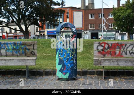 Graffiti astratti su panchine della spazzatura e del parco. Vandalismo nei parchi pubblici di Dublino. Irlanda, Dublino 08.08.2023. Foto Stock