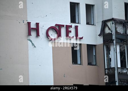 Non esclusiva: ZAPORIZHZHIA, UCRAINA - 10 AGOSTO 2023 - Un hotel mostra danni causati da un attacco missilistico russo a Zaporizhzhia, nel sud-est dell'Ucraina Foto Stock