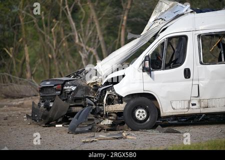 Non esclusiva: ZAPORIZHZHIA, UCRAINA - 11 AGOSTO 2023 - Un'auto distrutta in un attacco missilistico russo si vede a Zaporizhzhia, nel sud-est dell'Ucraina. Come Foto Stock