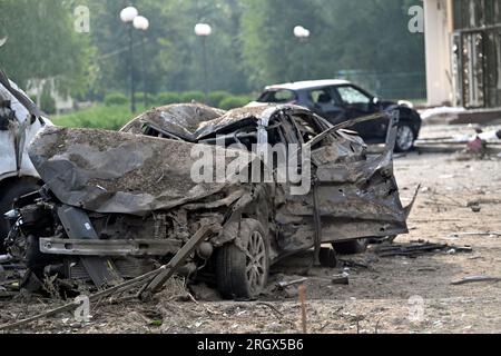 Non esclusiva: ZAPORIZHZHIA, UCRAINA - 11 AGOSTO 2023 - Un'auto distrutta in un attacco missilistico russo si vede a Zaporizhzhia, nel sud-est dell'Ucraina. Come Foto Stock