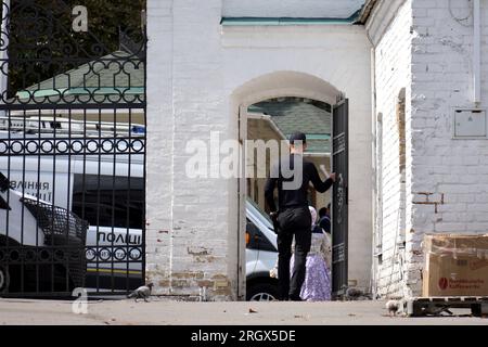 Non esclusiva: KIEV, UCRAINA - 11 AGOSTO 2023 - Un'applicazione della legge è raffigurata presso la Lavra di Kiev-Pechersk, Kiev, capitale dell'Ucraina. Foto Stock