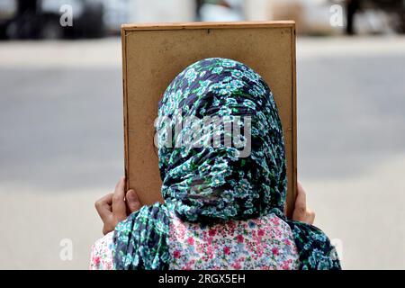 Non esclusiva: KIEV, UCRAINA - 11 AGOSTO 2023 - Un devoto detiene un'icona al Kyiv-Pechersk Lavra, Kiev, capitale dell'Ucraina. Foto Stock