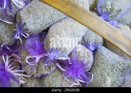 Astuccio con lavanda in un cestino di legno. Foto Stock