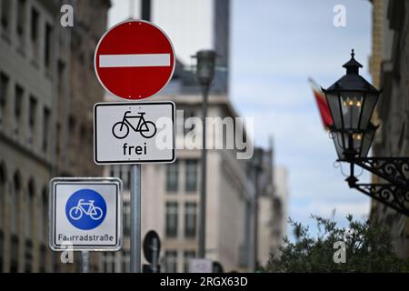 Berlino, Germania. 11 agosto 2023. Indicazioni per "Fahrradstraße" e "Durchfahrt verboten, Fahrräder frei" su Charlottenstraße in Mitte. Credito: Soeren Stache/dpa/Alamy Live News Foto Stock