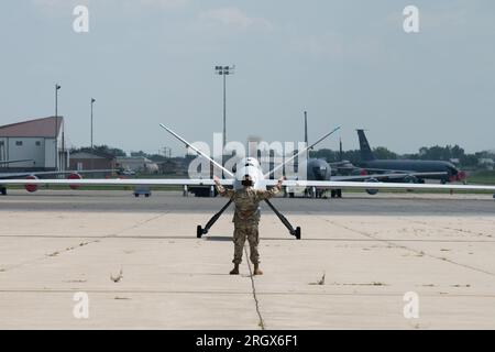 Mq-9 Reaper dopo il suo arrivo alla Niagara Falls Air Reserve Station, New York, 9 agosto 2023. Foto dell'aeronautica militare statunitense del Senior Airman Kylar Vermeulen Foto Stock