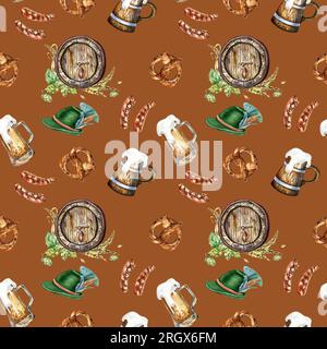 Botte e tazza di birra in legno, cappello tedesco con motivo ad acquerello senza cuciture isolato su marrone. Luppolo, orecchie di grano, pretzel, salsicce disegnate a mano. Design per la preparazione della birra Foto Stock
