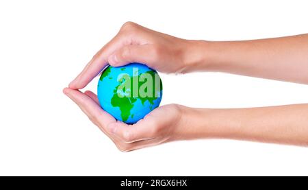 Un piccolo globo verde e blu è racchiuso tra le mani, che serve da rifugio, sottolineando la necessità di salvaguardare il nostro ambiente e promuovere una sustaina Foto Stock