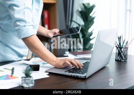 Le donne d'affari che lavorano per analizzare, lavorare insieme per discutere le statistiche finanziarie aziendali, fare brainstorming di idee e grafici di documenti sul tavolo. Foto Stock