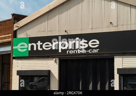 Wolverhampton, Regno Unito - 11 agosto 2023: Facciata del negozio e logo aziendale di Enterprise Rent-a-Car a Wolverhampton, Regno Unito Foto Stock