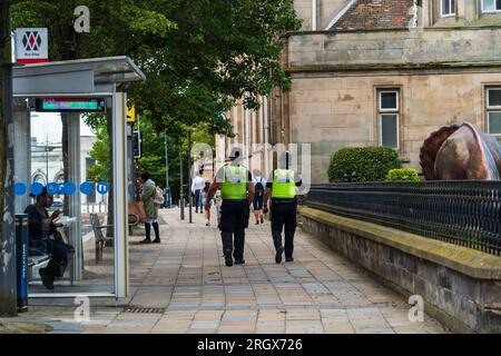 Wolverhampton, Regno Unito - 11 agosto 2023: Due agenti di polizia delle West Midlands pattugliano a Wolverhampton, Regno Unito Foto Stock