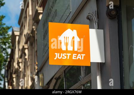 Wolverhampton, Regno Unito - 11 agosto 2023: Logo Just Eat all'esterno di un ristorante a Wolverhampton, Regno Unito Foto Stock