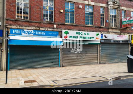 Wolverhampton, Regno Unito - 11 agosto 2023: Fila di negozi chiusi a Wolverhampton, Regno Unito. Concetto di chiusura delle imprese, affitto, locazione Foto Stock