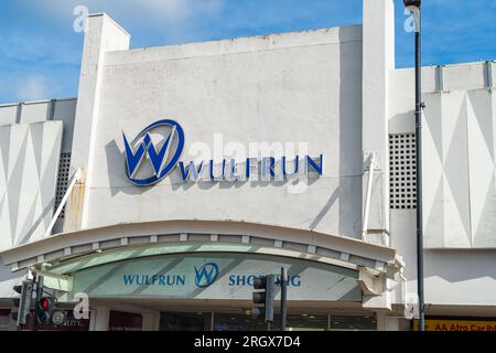 Wolverhampton, Regno Unito - 11 agosto 2023: La segnaletica esterna del centro commerciale Wulfrun si concentra sul logo nel centro di Wolverhampton Foto Stock