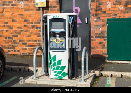 Wolverhampton, Regno Unito - 11 agosto 2023: Un punto di ricarica per veicoli elettrici Chargemaster a Wolverhampton nel Regno Unito Foto Stock