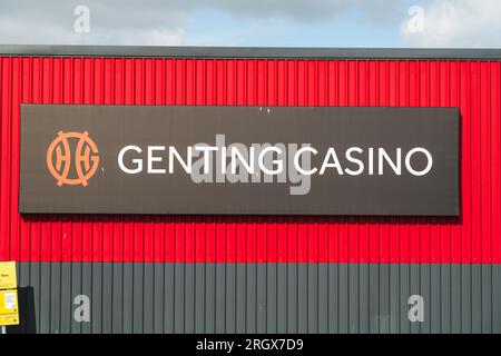 Wolverhampton, Regno Unito - 11 agosto 2023: Cartellonistica esterna per il casinò Genting a Wolverhampton, Regno Unito Foto Stock