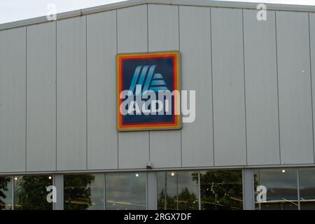 Wolverhampton, Regno Unito - 11 agosto 2023: Facciata esterna e logo del negozio Aldi a Wolverhampton, Regno Unito Foto Stock