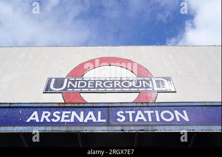 Vista generale del cartello dell'Arsenal Station davanti alla partita di Premier League all'Emirates Stadium di Londra. Data foto: Sabato 12 agosto 2023. Foto Stock