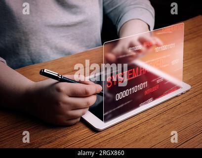 Donna usa un tablet digitale con schermo di avviso VR hackerato dal sistema. Informazioni compromesse. Virus Internet sicurezza informatica e criminalità informatica. Foto Stock