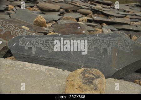 Pietre incise con mantra buddista Om mani Padme Hum a Ladakh, INDIA Foto Stock