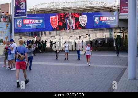 Londra, Regno Unito. 12 agosto 2023. I tifosi arrivano alla stazione di Wembley Park prima della partita della Betfred Challenge Cup Hull KR vs Leigh Leopards al Wembley Stadium, Londra, Regno Unito, il 12 agosto 2023 (foto di Steve Flynn/News Images) a Londra, Regno Unito il 12 agosto 2023. (Foto di Steve Flynn/News Images/Sipa USA) credito: SIPA USA/Alamy Live News Foto Stock