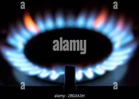 Fiamme blu e arancioni di una stufa a gas. Layout orizzontale. Foto Stock