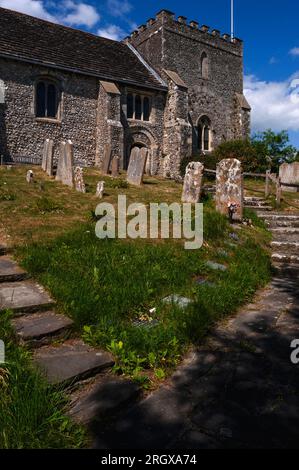 Chiesa parrocchiale di San Nicola a Bramber nel West Sussex, Inghilterra, fondata nel 1073 e la più antica chiesa normanna del Sussex. La navata e il coro sono normanni, ma la torre risale agli anni '1700 Foto Stock