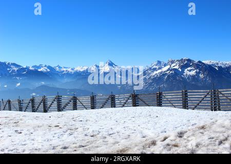 Guardando verso la Germania e le alpi in una chiara giornata invernale dal picco del monte Gaisberg a Salisburgo, Austria. Vista panoramica sulle montagne invernali Foto Stock