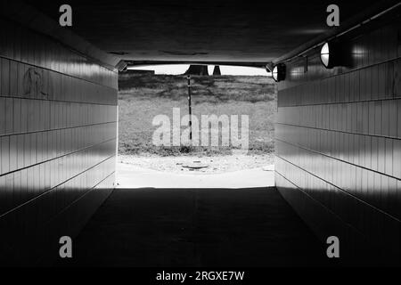 Tunnel industriale urbano con struttura quadrata in calcestruzzo monocromatico bianco e nero. Foto Stock