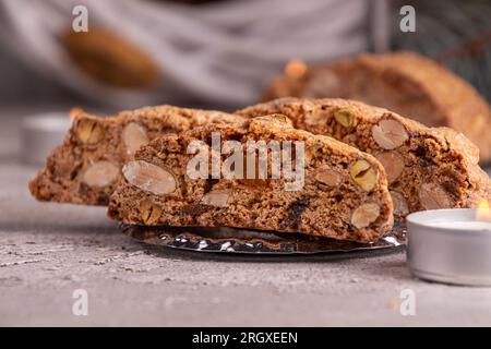 Italiano tradizionale di Natale Capodanno biscotti secchi biscotti biscotti cantuccini. Biscotti di Prato. Close up Foto Stock