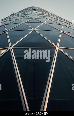 Fotografia di Lensball a Francoforte sul meno. Negli alti edifici nelle strade urbane, guardando verso l'alto, una mano tiene la palla simmetricamente Foto Stock
