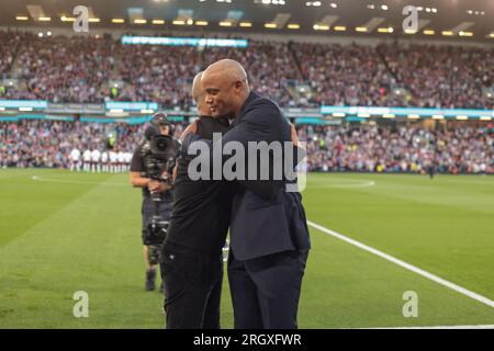 Il manager del Manchester City Pep Guardiola (a sinistra) e Vincent Kompany (a destra) si abbracciano prima del Burnley FC contro Manchester City FC al Turf Moor Stadium Burnley 11 ago 2023 crediti: Sharon Latham/Burnley FC/Alamy Live News Foto Stock