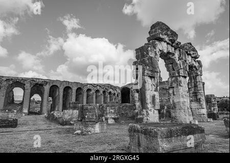 L'Anfiteatro Campaniano è un anfiteatro romano situato nella città di Santa Maria Capua Vetere - in coincidenza con l'antica Capua - secondo in siz Foto Stock