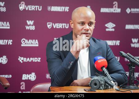 Il manager del Burnley Vincent Kompany durante la Press Conference post-partita, dopo il Burnley FC contro Manchester City FC al Turf Moor Stadium Burnley 11 agosto 2023 crediti: Sharon Latham/Burnley FC/Alamy Live News Foto Stock