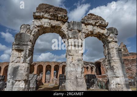 L'Anfiteatro Campaniano è un anfiteatro romano situato nella città di Santa Maria Capua Vetere - in coincidenza con l'antica Capua - secondo in siz Foto Stock