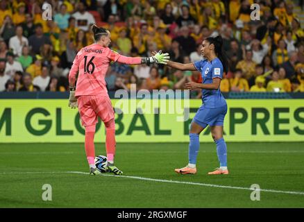 Brisbane, Australia. 12 agosto 2023. La portiere francese Pauline Peyraud-Magnin (L) applaude con la compagna di squadra Sakina Karchaoui durante la partita dei quarti di finale tra Australia e Francia alla Coppa del mondo femminile 2023 a Brisbane, Australia, 12 agosto 2023. Crediti: Li Yibo/Xinhua/Alamy Live News Foto Stock