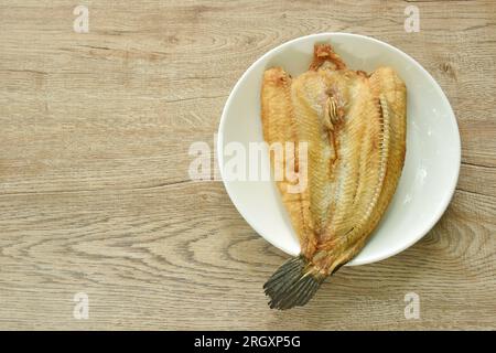 pesce a testa di serpente a strisce fritto con sale sul piatto Foto Stock