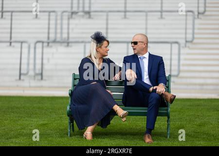 Vista generale degli spettatori durante la giornata di Dubai Duty Free Shergar Cup all'ippodromo di Ascot. Data foto: Sabato 12 agosto 2023. Foto Stock