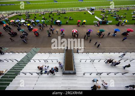 Vista generale degli spettatori durante la giornata di Dubai Duty Free Shergar Cup all'ippodromo di Ascot. Data foto: Sabato 12 agosto 2023. Foto Stock