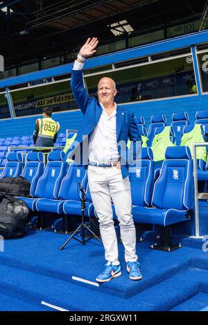 Birmingham, West Midlands, Regno Unito. Birmingham, Regno Unito. 12 agosto 2023. 12 agosto 2023; St Andrews, Birmingham, West Midlands, Inghilterra; EFL Championship Football, Birmingham City contro Leeds United; il proprietario del club Tom Wagner si trova nella nuova area tecnica di St Andrews e onda ai tifosi credito: Action Plus Sports Images/Alamy Live News Credit: Action Plus Sports Images/Alamy Live News Foto Stock